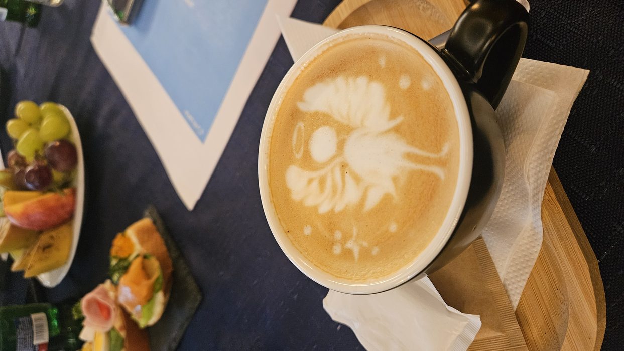 Anděl nakreslený v cappuccinu — kavárna slaví Den dobrých andělů