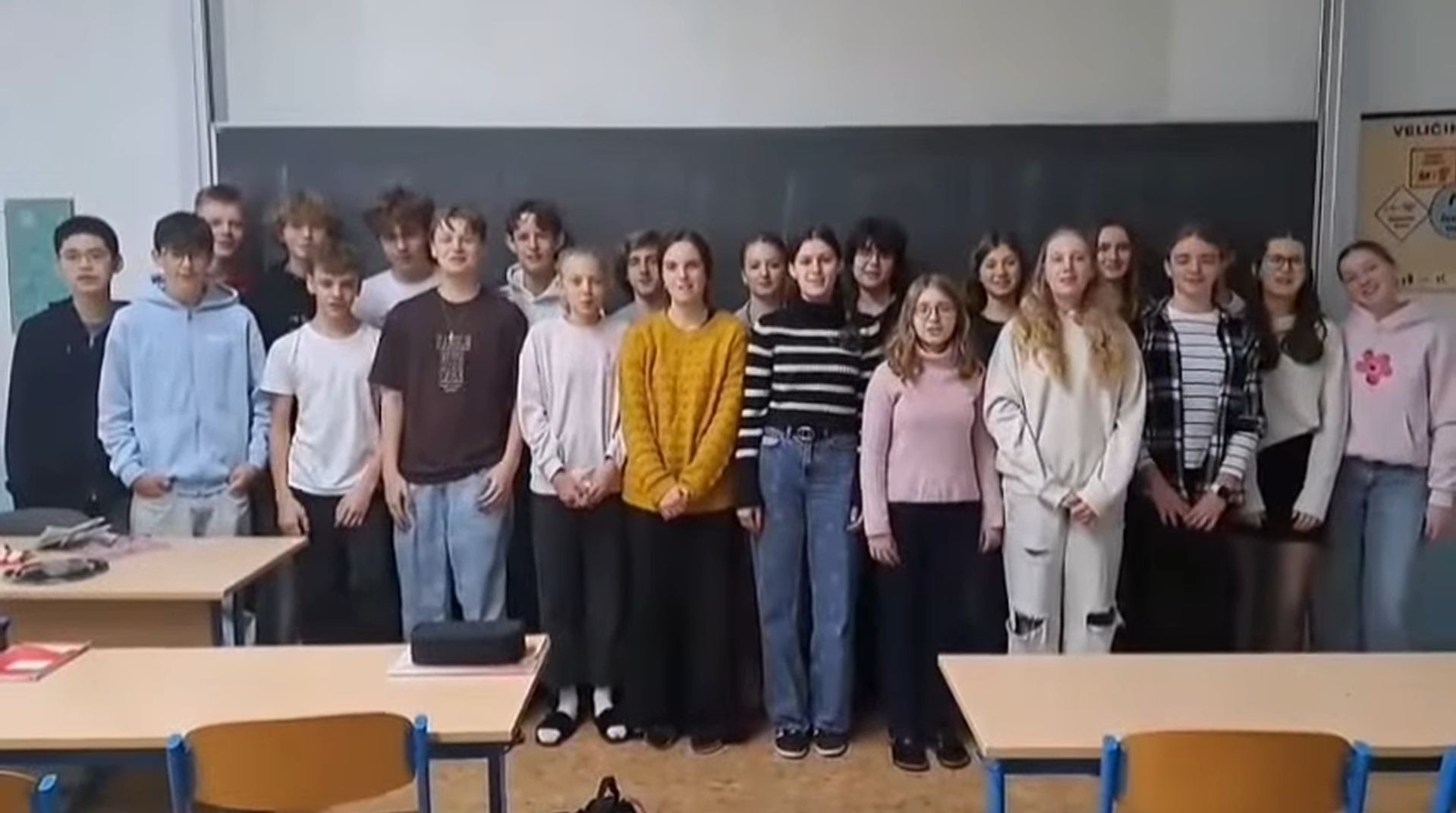 Studenti Gymnázia Zikmunda Wintra stojí ve třídě