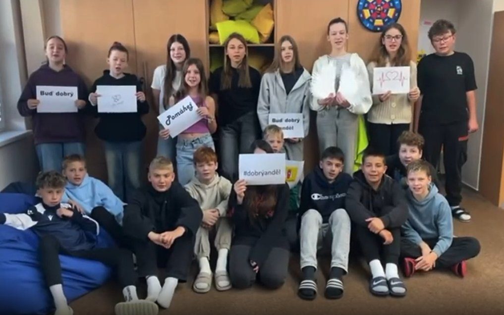 Žáci ZŠ Město Albrechtice drží papíry Buď dobrý anděl a Pomáhej