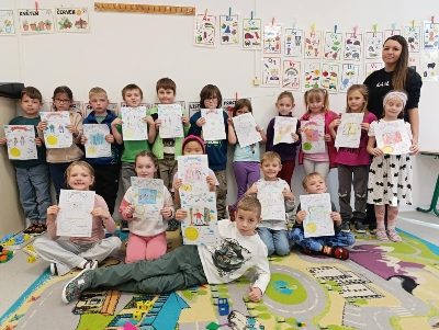 Děti ze ZŠ Kutná Hora drží pracovní listy Můj dobrý anděl